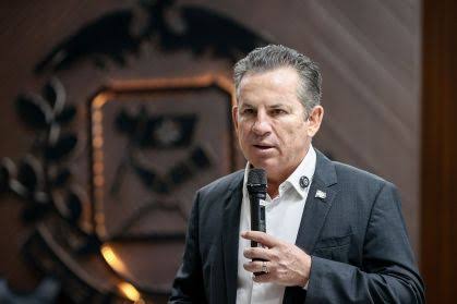 Mauro Mendes anuncia processo contra Pedro Taques após ação judicial sobre acordo milionário